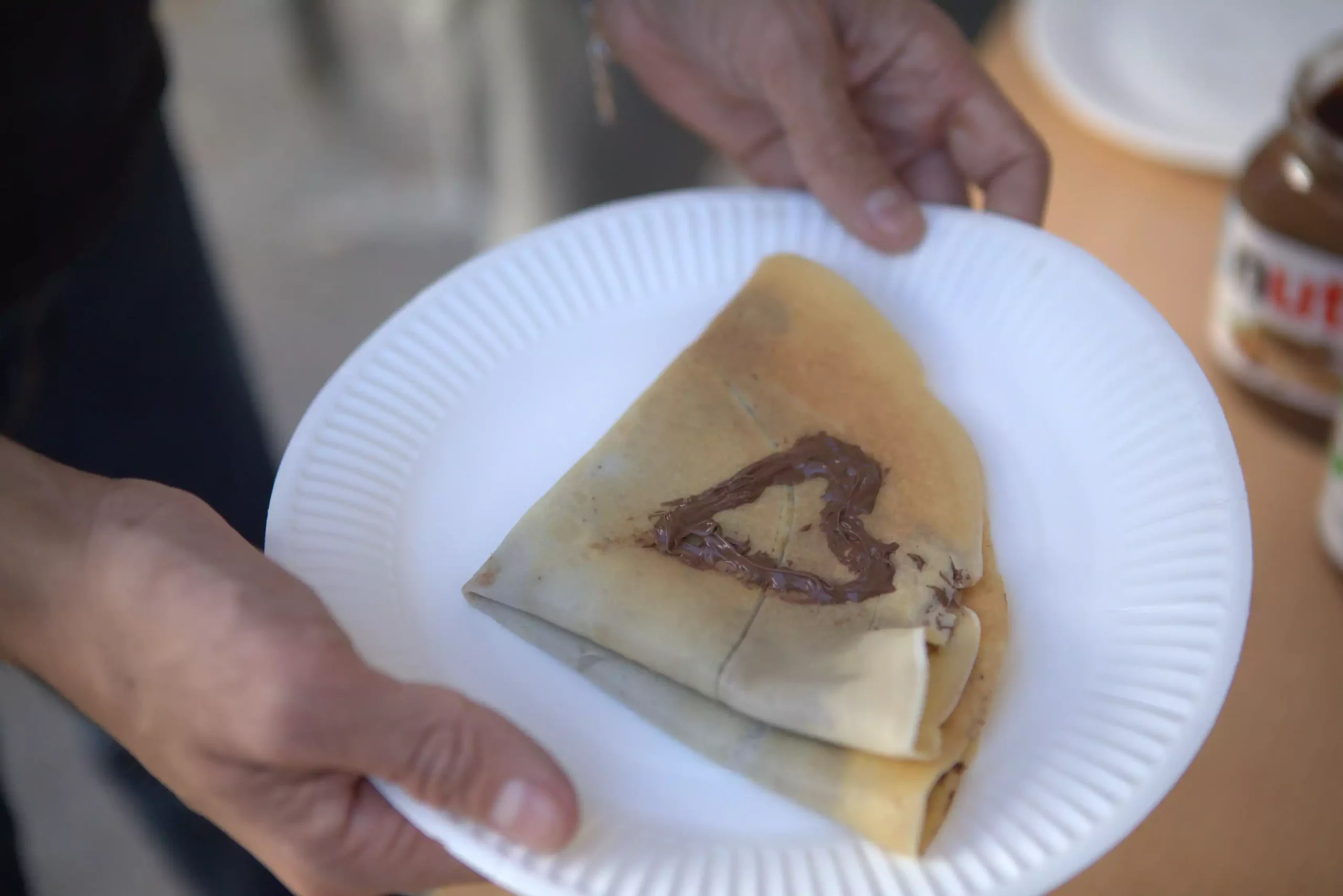 Crêpe avec un cœur Crêpe au Nutella avec un cœur dessiné sur le dessus