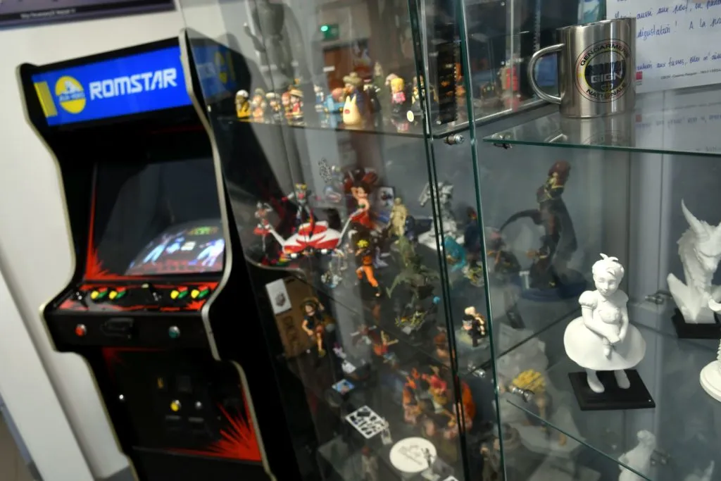 Vitrine de l'école Vitrine de l'école contenant divers produits et figurines issus de la pop culture.