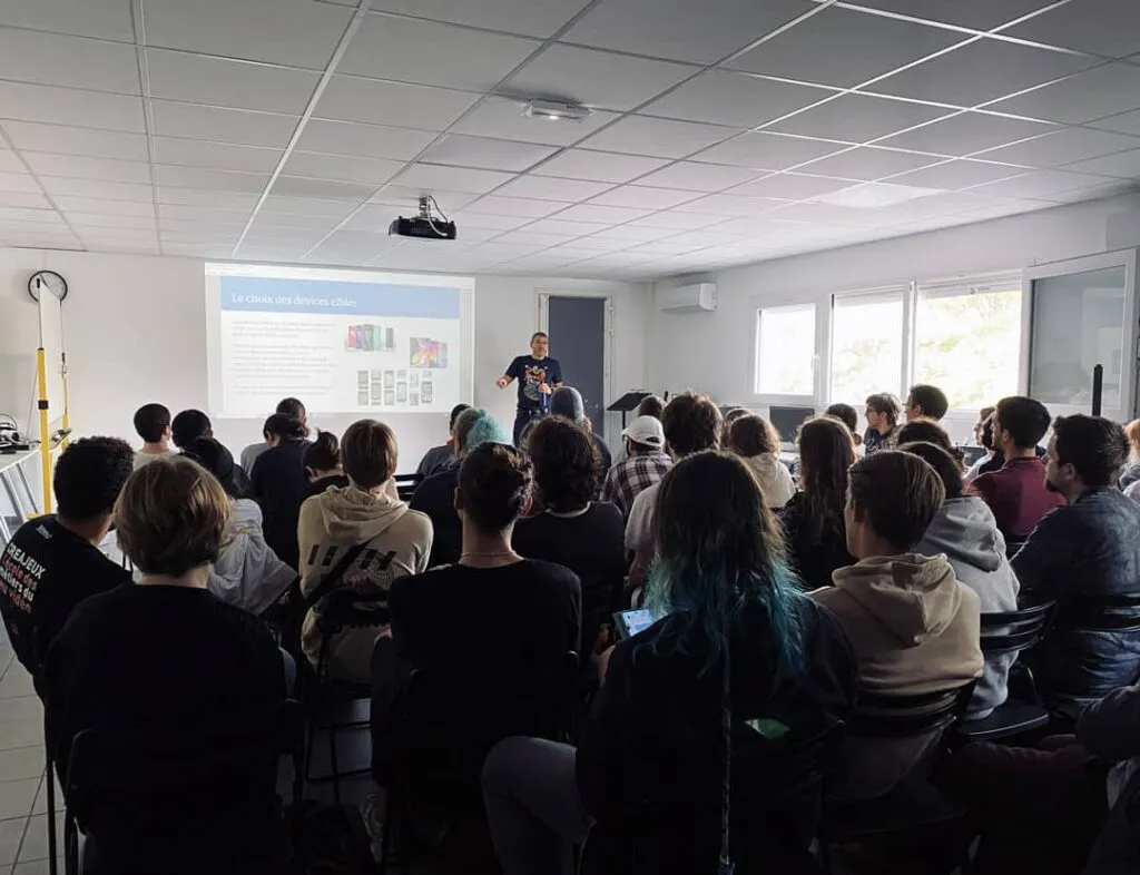 Masterclass professionnelle Intervenant professionnel donnant une masterclass devant une salle pleine d'étudiants à Creajeux.