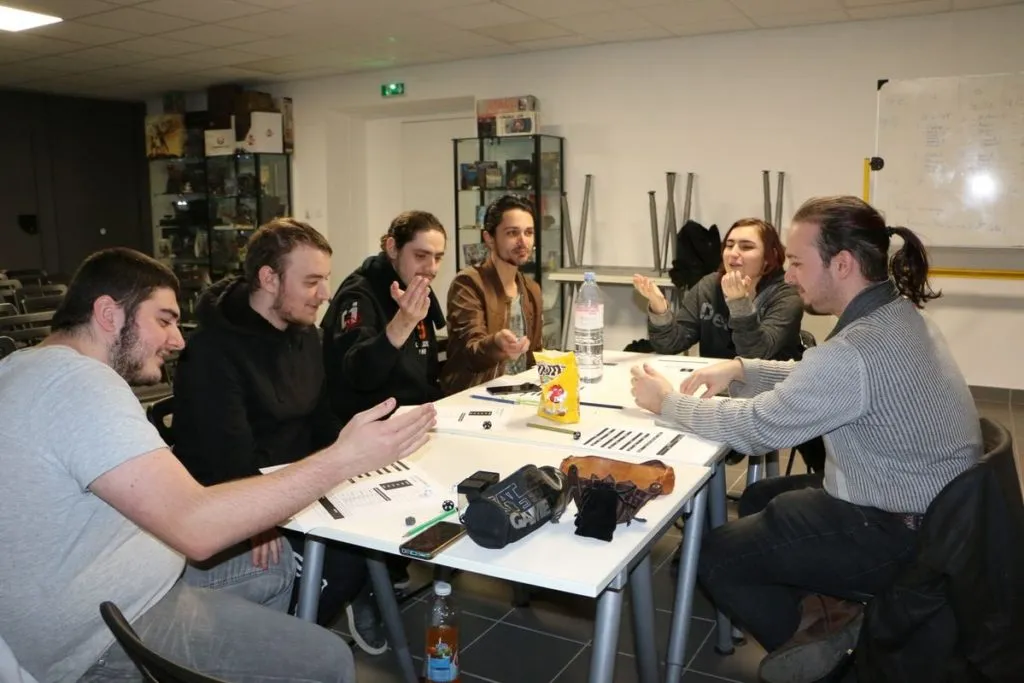 Élèves de Creajeux jouant à un jeu de rôles.