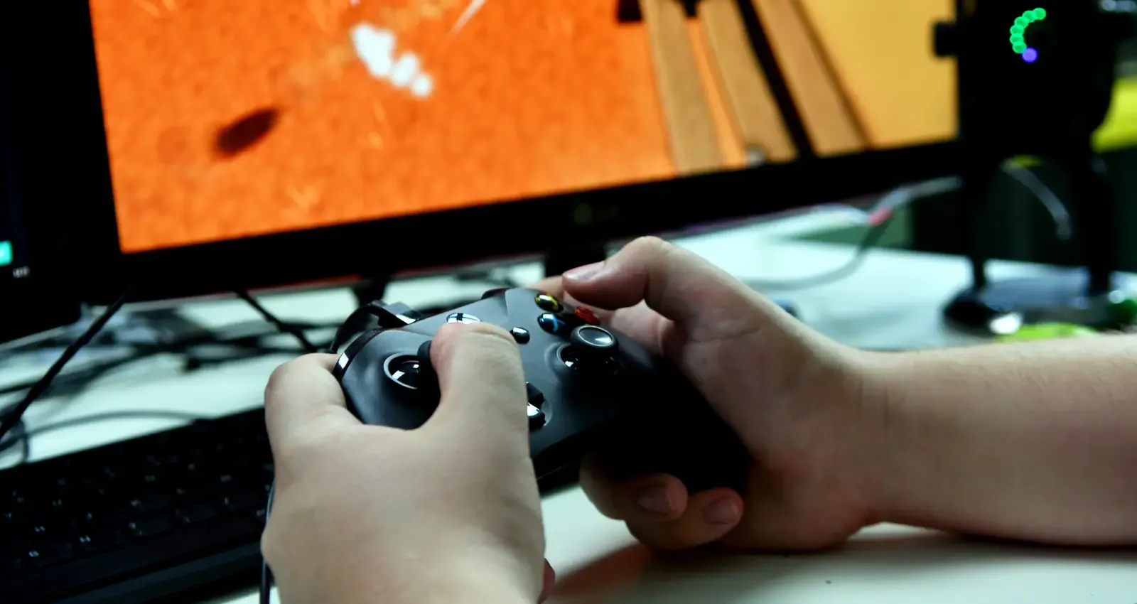 Testeur QA Gros plan sur des mains tenants une manette X-Box.