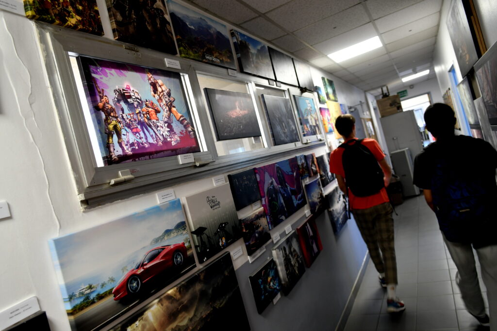 Deux visiteurs qui font le tour de l'école